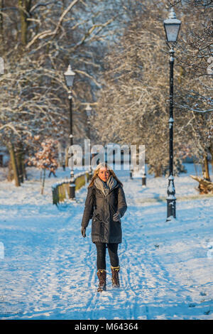 Londres, Royaume-Uni. 28 Février, 2018. Météo France : les familles et les navetteurs de Clapham Common après que la neige est tombée dans des températures de congélation. Crédit : Guy Bell/Alamy Live News Banque D'Images