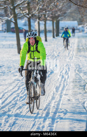 Londres, Royaume-Uni. 28 Février, 2018. Météo France : les familles et les navetteurs de Clapham Common après que la neige est tombée dans des températures de congélation. Crédit : Guy Bell/Alamy Live News Banque D'Images