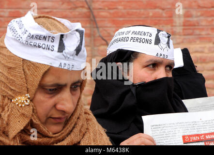 28 février 2018 - femmes cachemiries prendre part à un mois à siéger en signe de protestation organisé par l'Association des Parents de personnes disparues (APDP) de Srinagar, la capitale d'été du Cachemire indien.Les manifestants exigeaient d'informations sur l'endroit où se trouvent leurs proches disparus .plus de 70 000 personnes ont tué depuis la lutte armée a commencé en 1989 dans la partie du Cachemire indien et 10 000 ont été victimes de disparitions forcées par les forces de sécurité indiennes de rapports. APDP Credit : Faisal Khan/ZUMA/Alamy Fil Live News Banque D'Images