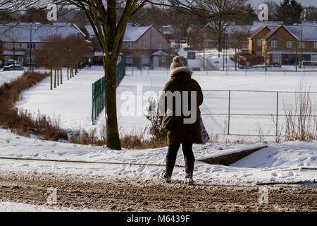 Dundee, Ecosse, UK.28 février 2018. Météo britannique. La Bête de Sibérie arrivera au-dessus du nord-est de l'Écosse avec les fortes chutes de neige et le vent froid soufflant en travers de Dundee. Temps de gel de la Serbie connu comme 'La Bête de l'Est'. Une femme marche dans la neige Les acheteurs lors de la marche des magasins locaux dans Arldler. Village. Crédits : Dundee Photographics/Alamy Live News Banque D'Images