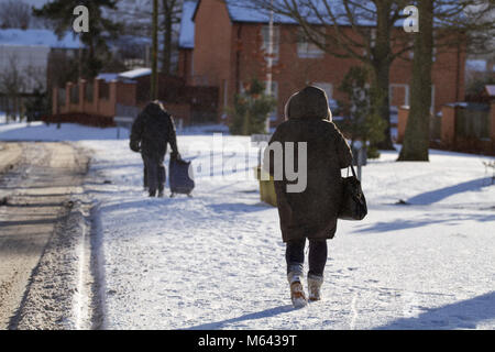 Dundee, Ecosse, UK.28 février 2018. Météo britannique. La Bête de Sibérie arrivera au-dessus du nord-est de l'Écosse avec les fortes chutes de neige et le vent froid soufflant en travers de Dundee. Temps de gel de la Serbie connu comme 'La Bête de l'Est'. Trudging Shoppers dans la neige en marchant des magasins locaux dans Arldler. Village. Crédits : Dundee Photographics/Alamy Live News Banque D'Images