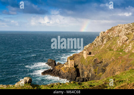 Les ruines de la maison du moteur de la mine d'étain couronnes à Botallack fait partie du patrimoine mondial de l'UNESCO sur la côte nord de Cornwall, England, UK Banque D'Images