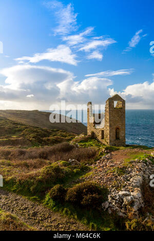 Les ruines de la maison du moteur à papule Edward tin mine à Botallack est en site du patrimoine mondial de l'UNESCO sur la côte nord de Cornwall, England, UK Banque D'Images