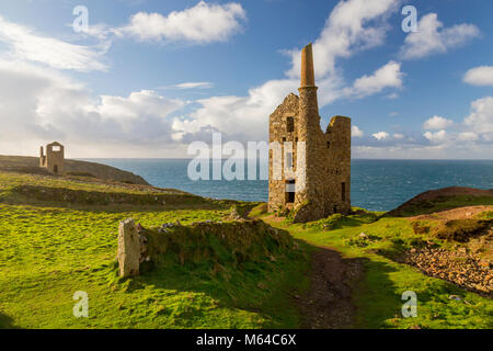 Les ruines de la maison du moteur à papule Owles tin mine à Botallack est en site du patrimoine mondial de l'UNESCO sur la côte nord de Cornwall, England, UK Banque D'Images