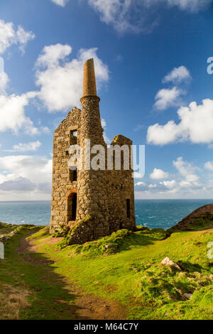 Les ruines de la maison du moteur à papule Owles tin mine à Botallack est en site du patrimoine mondial de l'UNESCO sur la côte nord de Cornwall, England, UK Banque D'Images