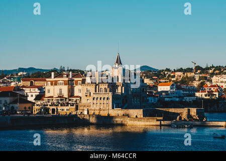 Vue sur la belle ville de Cascais, Portugal au coucher du soleil Banque D'Images