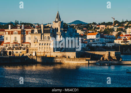 Vue sur la belle ville de Cascais, Portugal au coucher du soleil Banque D'Images