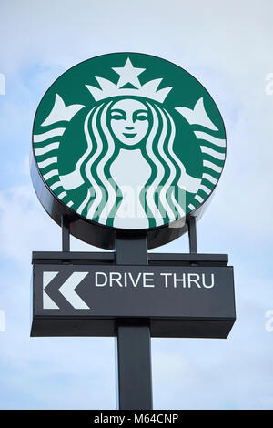 Grand logo starbucks sur drive thru signer au Royaume-Uni Banque D'Images