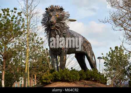 Sculpture de lion Aslan lion la sorcière blanche et l'armoire dans cs lewis dans connswater carrés dans l'Est de l'Irlande du Nord Belfast Banque D'Images