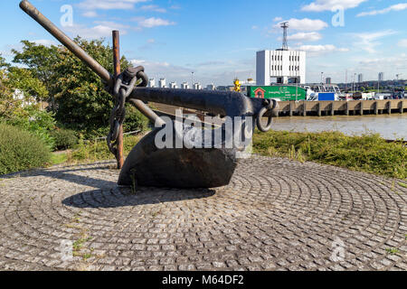 Un gros navires ancre sur l'affichage sur le bord du fleuve à North Woolwich, London, UK Banque D'Images