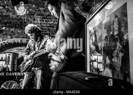 Les guitaristes à l'intérieur du Cavern Club de Liverpool, Royaume-Uni Banque D'Images