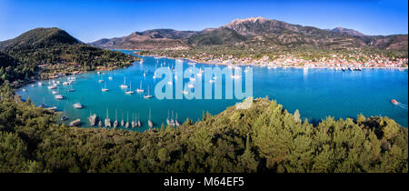 Nikiana (panorama de la baie de Nidri) Lefkada Grèce avec des yachts et eau bleu clair à l'été Banque D'Images