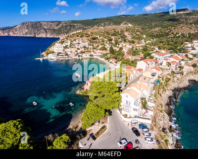 Vue aérienne sur la plage d'Assos Kefalonia avec son eau bleue et des yachts dans le port Banque D'Images