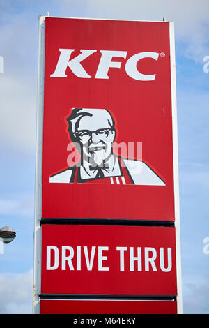 Kfc drive thru sign et le logo au Royaume-Uni Banque D'Images