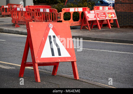 Travaux routiers temporaires narrows road sign par le côté de la route au Royaume-Uni Banque D'Images