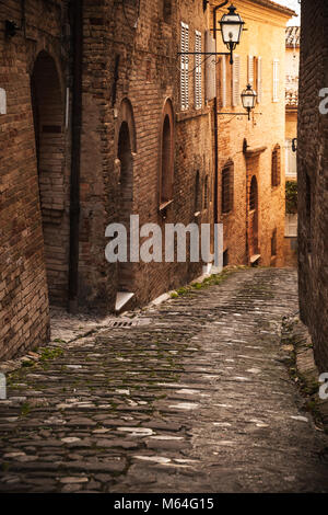 Street view vertical, Fermo, vieille ville. Italie Banque D'Images