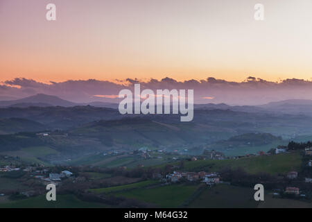 Tôt le matin dans la campagne italienne. Province de Fermo, Italie. Les villages et les champs sur les collines sous ciel coloré Banque D'Images