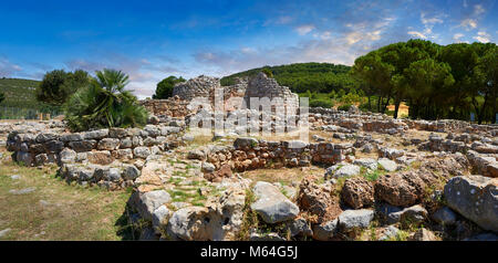 Photos et images de l'extérieur des ruines préhistoriques de Palmavera Nuraghe central tower, site archéologique, l'âge du Bronze (1500 avant J.-C.), Alghero, Sa Banque D'Images