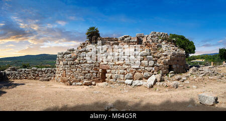 Photos et images de l'extérieur des ruines préhistoriques de Palmavera Nuraghe central tower, site archéologique, l'âge du Bronze (1500 avant J.-C.), Alghero, Sa Banque D'Images