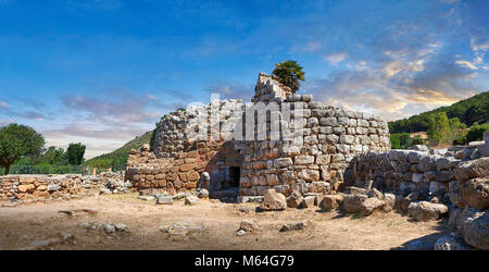 Photos et images de l'extérieur des ruines préhistoriques de Palmavera Nuraghe central tower, site archéologique, l'âge du Bronze (1500 avant J.-C.), Alghero, Sa Banque D'Images