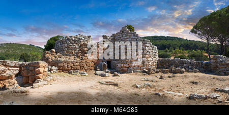 Photos et images de l'extérieur des ruines préhistoriques de Palmavera Nuraghe central tower, site archéologique, l'âge du Bronze (1500 avant J.-C.), Alghero, Sa Banque D'Images