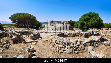 Photos et images de l'extérieur des ruines préhistoriques de Palmavera paroi ronde avec ses maisons de village Nuragique Nuraghe tour derrière, archéologique tr Banque D'Images