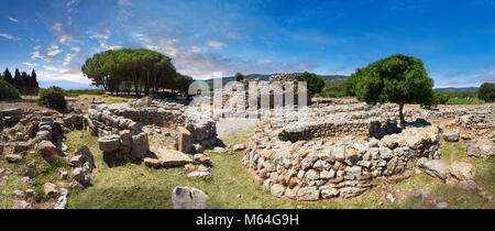 Photos et images de l'extérieur des ruines préhistoriques de Palmavera paroi ronde avec ses maisons de village Nuragique Nuraghe tour derrière, archéologique tr Banque D'Images