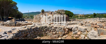 Photos et images de l'extérieur des ruines préhistoriques de Palmavera paroi ronde avec ses maisons de village Nuragique Nuraghe tour derrière, archéologique tr Banque D'Images