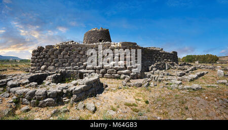 Photo et image des murs extérieurs de l'magalith ruines préhistoriques de Santu Antine Nuraghe tower et village nouragique site archéologique, Bronz Banque D'Images