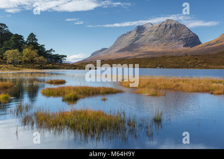 Liathach du Loch Torridon, Clair, Ecosse, Royaume-Uni Banque D'Images