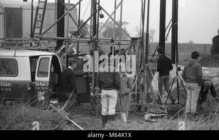 L'actrice Hayley Mills vélo pendant le tournage de ciel à l'Ouest et de travers, peu de badminton, 1965. Banque D'Images