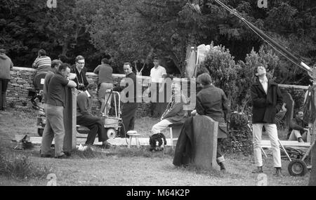 L'actrice Hayley Mills vélo pendant le tournage de ciel à l'Ouest et de travers, peu de badminton, 1965. Banque D'Images