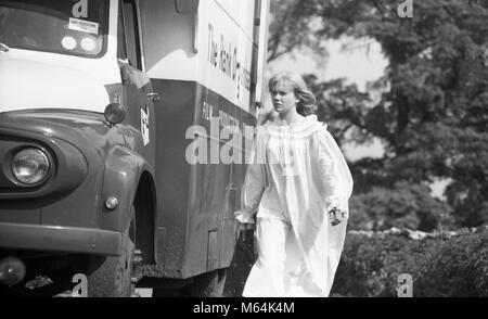 L'actrice Hayley Mills vélo pendant le tournage de ciel à l'Ouest et de travers, peu de badminton, 1965. Banque D'Images