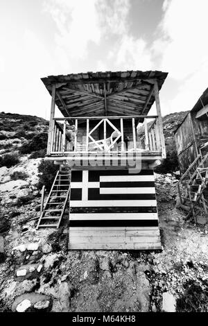 Porto Vromi hébergement touristique près de la plage avec drapeau grec Banque D'Images