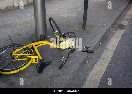 Un dockless Ofo tombé de vélo loué se trouve sur le trottoir à Herne Hill, le 26 février 2018, dans le sud de Londres, en Angleterre. Banque D'Images