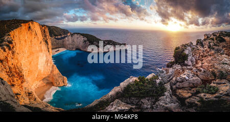 Coucher de soleil à la baie de Navagio Zante Grèce. Vue panoramique sur la mer avec le célèbre naufrage dans l'arrière-plan Banque D'Images