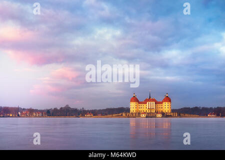 Château de Moritzburg après le lever du soleil à l'heure d'hiver, Allemagne Banque D'Images