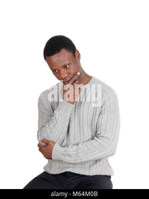 Une image sur un African American man dans un chandail gris assis sur une chaise avec sa main sur le menton, isolée pour fond blanc Banque D'Images