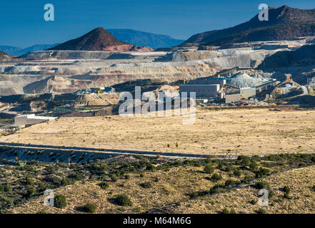 Pinto Valley Copper Mine, mine à ciel ouvert exploitée par Capstone Mining Corp, zone de restauration minière en premier plan, près de Miami, Arizona, USA Banque D'Images