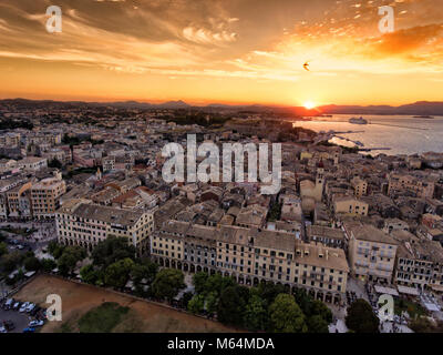 La ville de Corfou de soleil panoramique. Image aérienne du drone. Kerkyra capitale de l'île de la vieille ville. Banque D'Images