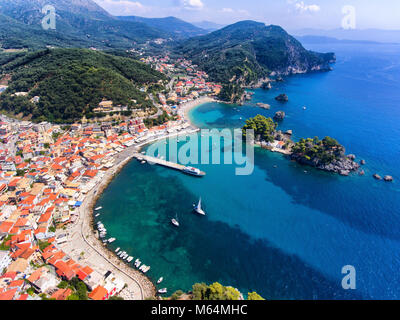 Parga, l'île de Panagia et vieux village vu du dessus. Région de l'Épire, en Grèce. L'image aérienne. Banque D'Images