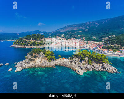 Parga et église Panagia Vue aérienne de l'île. Destination touristique importante sur la côte est de la Grèce. Banque D'Images
