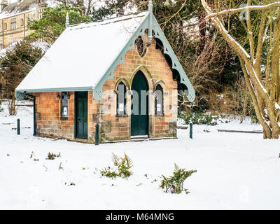 La salle des pompes et de magnésie dans la neige dans les jardins de la vallée à la Harrogate North Yorkshire Angleterre Banque D'Images