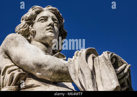 Détail de l'Ange avec l'habillement et les dés du sculpteur Paolo Naldini sur pont Sant'Angelo à Rome, Italie Banque D'Images