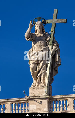 Vue de la statue du Christ Rédempteur sur la balustrade du baisilica de Saint Pierre à Rome Banque D'Images