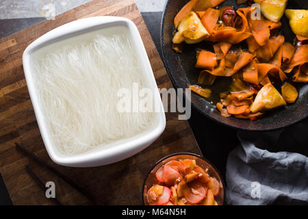 Funchoza et carottes, gingembre mariné. Horizontale de la cuisine asiatique Banque D'Images