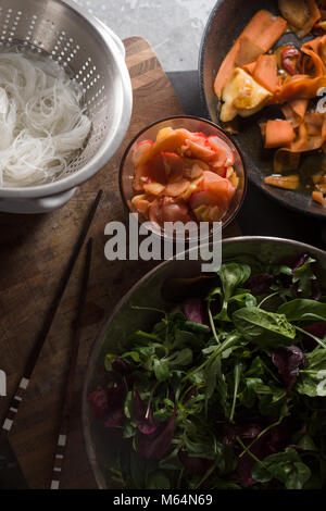 Funchos et carottes, gingembre mariné et laitue. Verticale de la cuisine asiatique Banque D'Images