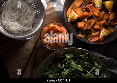 Funchos et carottes, gingembre mariné et laitue close-up. Horizontale de la cuisine asiatique Banque D'Images