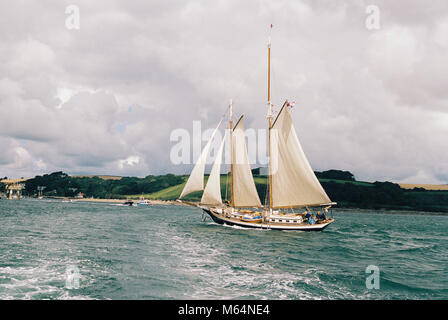 Beau voilier dans le port de Falmouth, en Angleterre. Mer agitée légèrement sur l'image. Bateau à voile aller à pleine vitesse. Banque D'Images