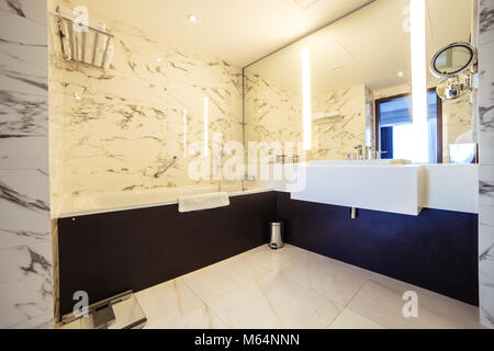 Salle de bains design avec douche carrelage Banque D'Images